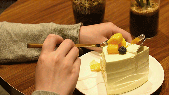 会凹造型的蛋糕，上桌前要先打针，不怕痛才能吃