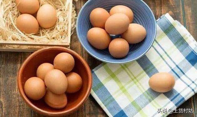 煮鸡蛋时，别直接煮，在水里加入“这两样”，鸡蛋剥壳容易还香嫩