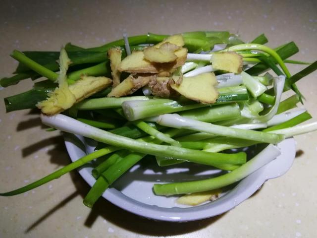 学黄磊做一碗简单美味的葱油拌面，吃不完的小葱就这么处理！