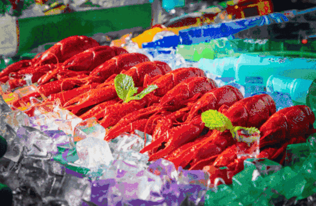 这虾搞大了！六神推出花露水风味小龙虾，这个“红配绿”是啥味道？