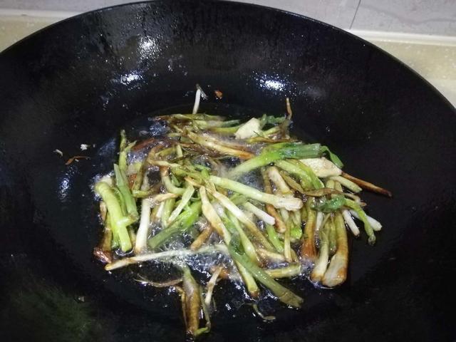 学黄磊做一碗简单美味的葱油拌面，吃不完的小葱就这么处理！