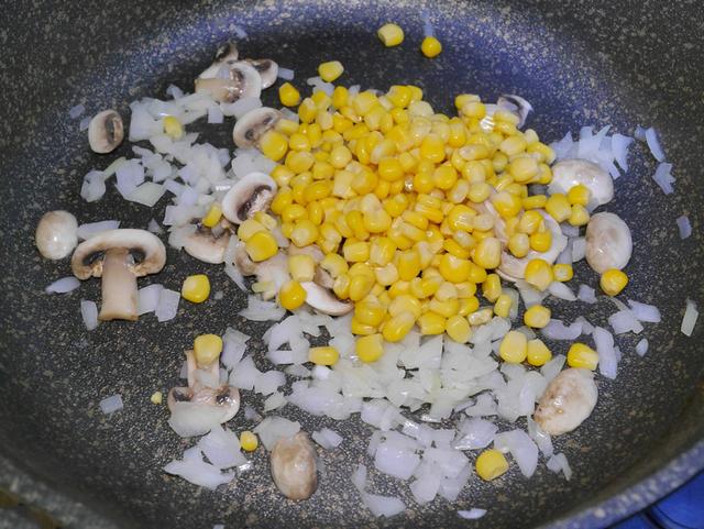蘑菇玉米浓汤，只要十分钟，超级简单、免炒油面的懒人做法