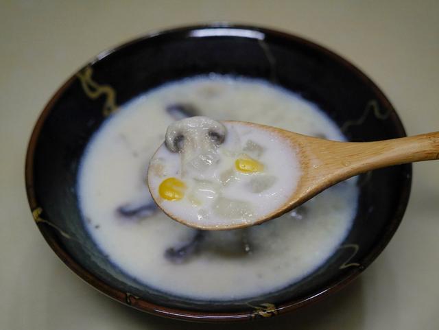 蘑菇玉米浓汤，只要十分钟，超级简单、免炒油面的懒人做法