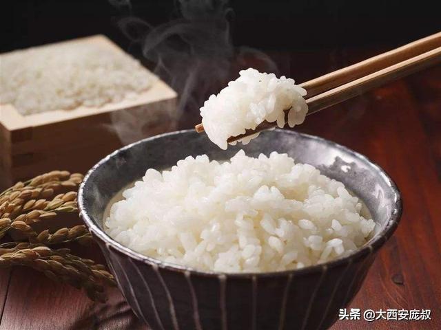 蒸米饭时，不要只加水，多加两个步骤，蒸出来后大人小孩都喜欢