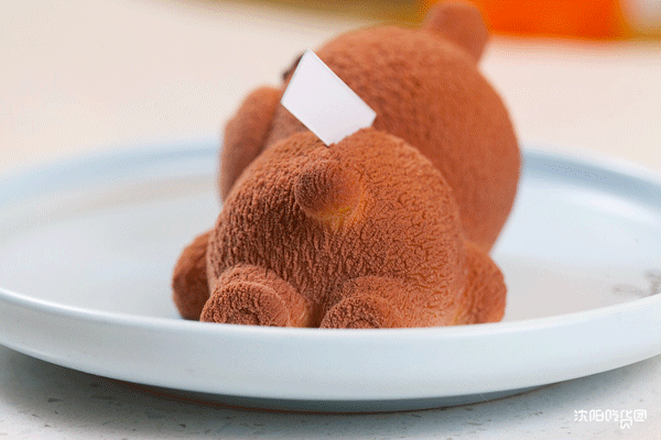 火遍日本的旋转甜品沈阳终于有啦！胖熊吃到了奶油馅包子！