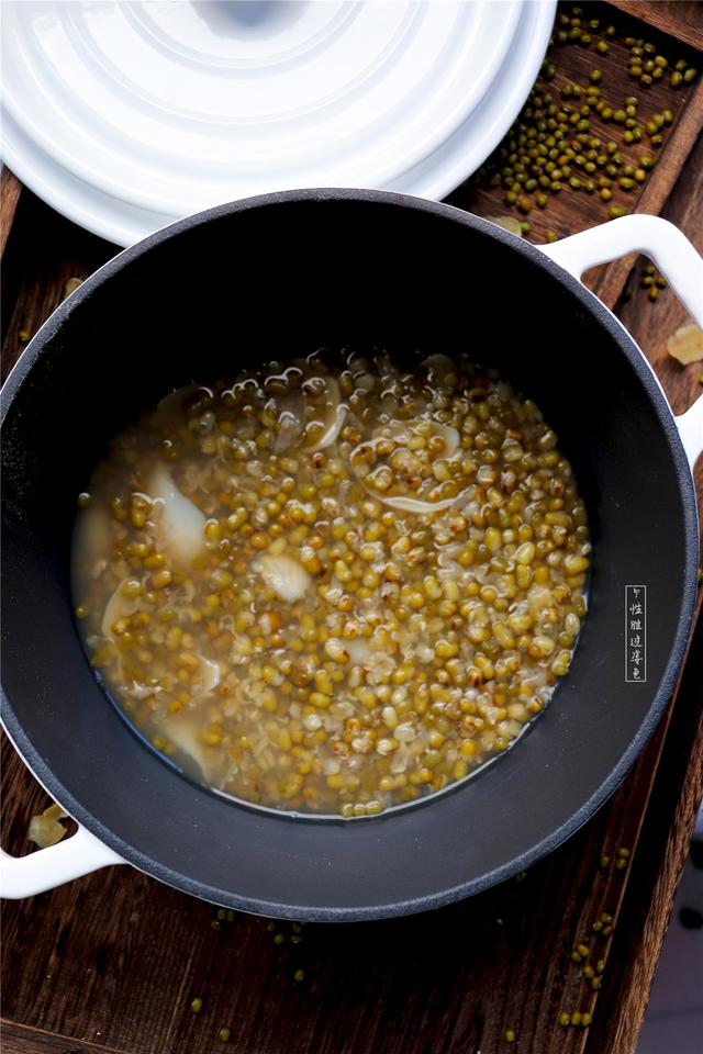 煮绿豆汤时用这一招，20分钟绿豆全部开花，这样做比饮料还好喝