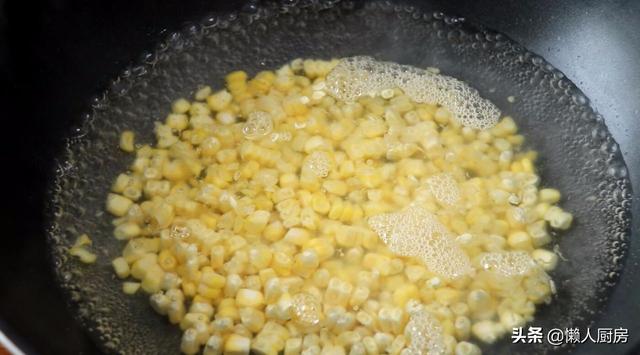 只需两根玉米和一点米饭，就能做出玉米汁，营养无添加