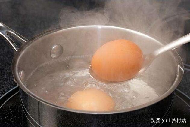 煮鸡蛋时，别直接煮，在水里加入“这两样”，鸡蛋剥壳容易还香嫩